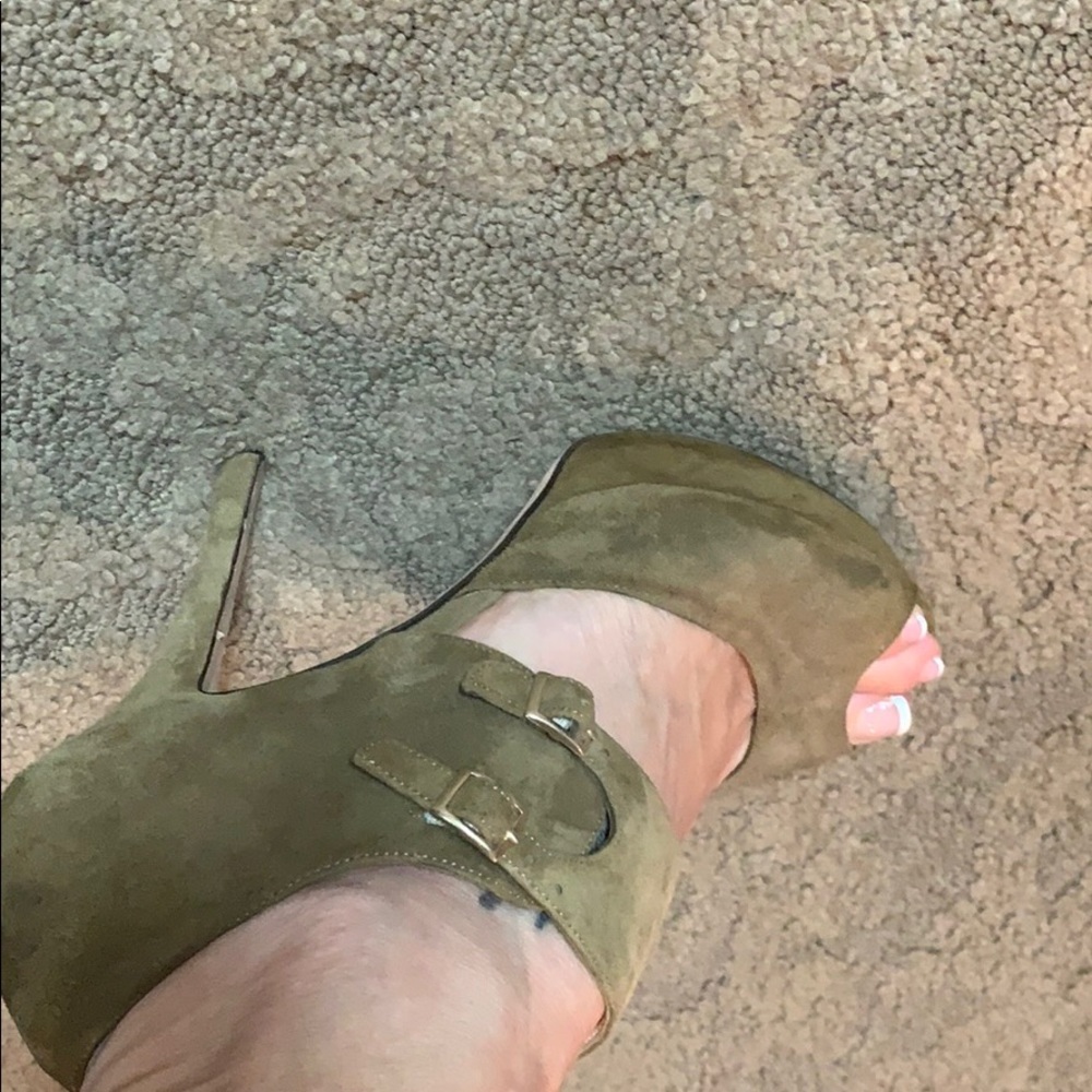 Bettey Mueller heels